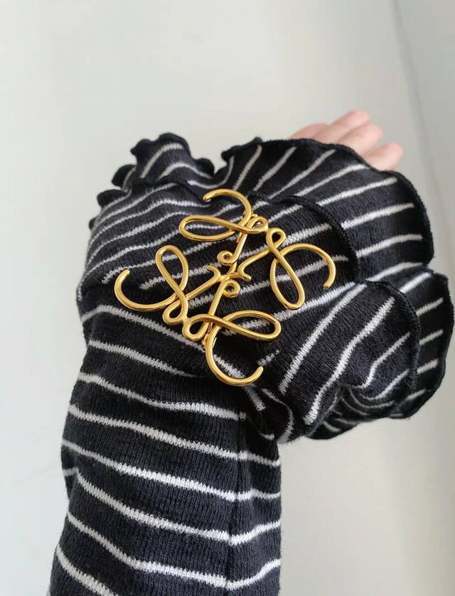 编号Ly 大量现货出货！罗意威的设计真的很厉害，非常的艺术！ 它的Logo就是最美的艺术！ 金色线条花罗意威胸针 百搭实用款 细节处理的非常细腻光滑