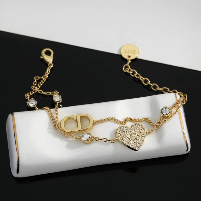 dior 迪奥新款轻奢小众气质双层手链 简约派大方时尚 优雅 双层叠加层次感更丰富 搭配手镯戒指也绝对气派美腻 小仙女要自留啦 手链