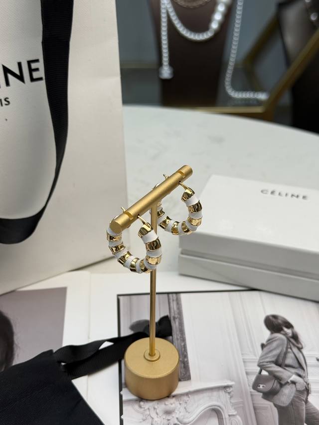 CéLine 白金拼色耳环 CéLine白金拼色耳环，金属与白色珐琅拼接，简约又有现代感。圆形环状设计，尺寸适中，日常佩戴超百搭，轻松提升穿搭精致度。金属部分抛