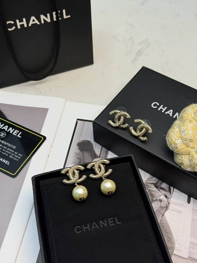 香奈儿珍珠双C耳钉 香奈儿经典双C耳钉，浅金色金属搭配珍珠镶嵌，复古优雅气质满分03016070