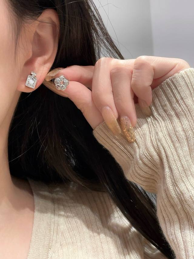 高品质 细节如图 0900110 香 4件套元素耳钉 25p早春最新款绝美系列！巨巨巨火爆全网首发！老规矩先到先得！超级罕见的四件套耳钉必冲！断货王！太绝太美太