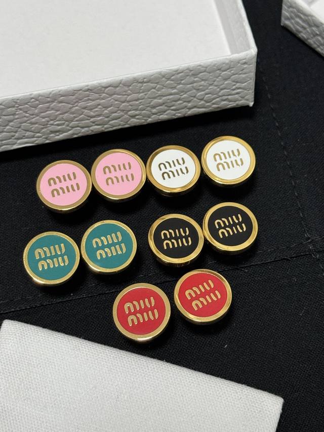 高品质 细节如图 0800100 Miu Miu彩色圆形耳钉 绝对会成为经典款的 一定要入 巨巨巨好看的，采用滴胶工艺，黄铜材质 千万不要错过
