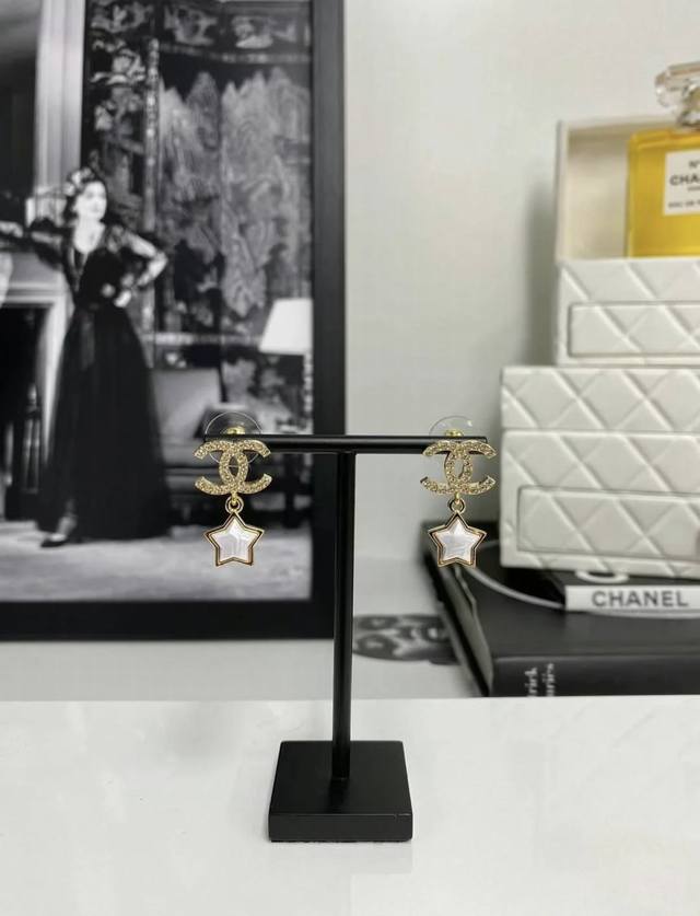 高品质 香 双C吊星星耳环 24C早春新款！火爆来袭！全网首发太精致啦一眼心动的款式！必须拿下第一时间购入Zp开发认准一致Zp，特别定制的星星珍珠，背面纯手工雕