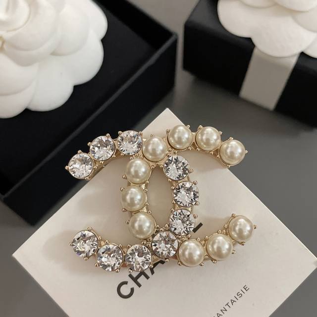 高品质 细节如图 0800110 香双拼胸针 Z 3100，一眼看到就很喜欢，非常的气质柔美，Z一致施华洛珍珠水晶，实在是爱不释手，简单的设计，内涵的点缀，绝对