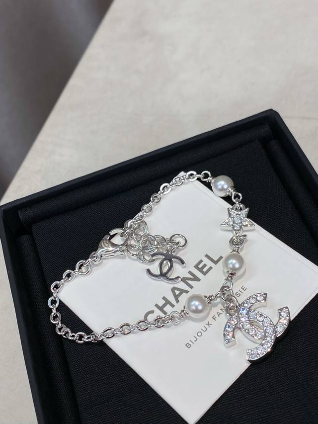 高品质 香 星星手钻双C手链 老规矩先到先得！26早春新款绝美系列哇，太美了五角星+双C+珍珠元素！真的让人无法拒绝是心动的感觉！太爱啦上身富家千金既视感谁戴谁