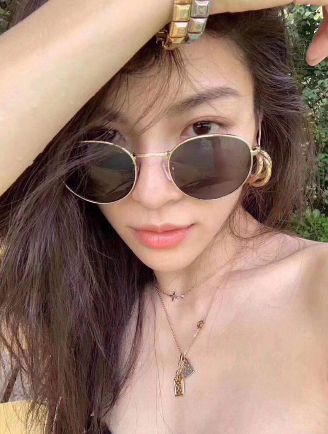 我们出品 Louls Vultton 系列很是推荐，上手非常的简约大方！这次工艺，不再是传统的倒模件，而是直接精雕机过机雕刻，这样出来的配件角度非常完美，形状立