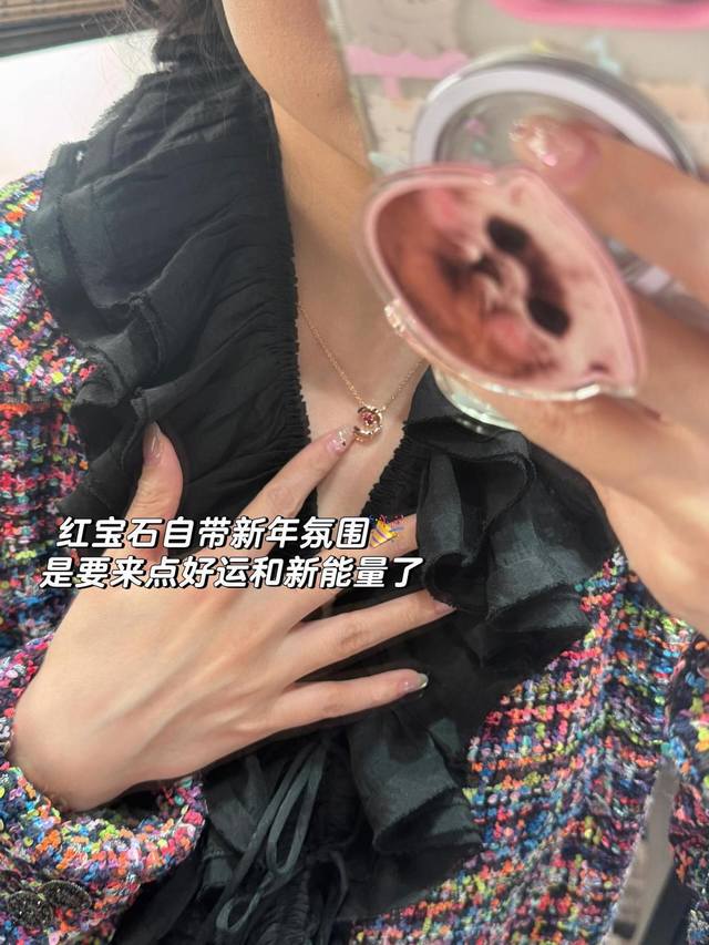 205995 我们出品 Coco 水冰月项链 Zp50 000+ 可以订制真金真钻，量大咨询客Fu Coco Crush项链 年1月1日元旦上市，有一个特别的昵