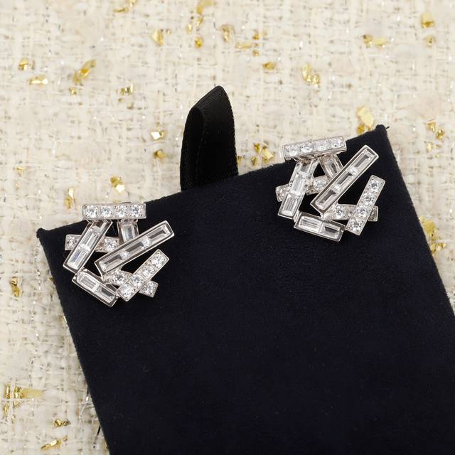 204535 我们出品 Threads钻石耳钉，认准唯一一家真正购入珠宝类Zp开发的，可订做真金真钻，只做对版Zp真金货，pk市面各种金货量大咨询客Fu 夺目的