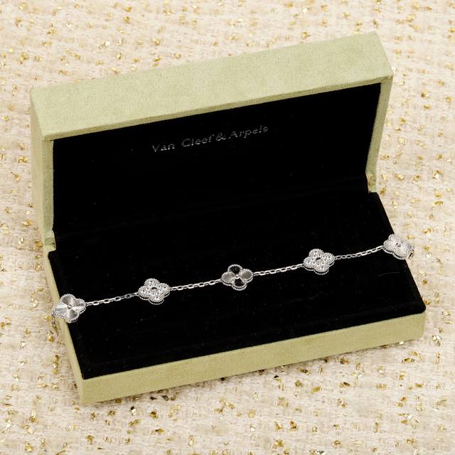 203373 我们出品 玑镂雕花带钻手链 Zp100000+，实在是太美了，金灿灿[微笑]可订做真金真钻18K金版本，一样Zp开发的量大咨询客Fu 精工纯银版