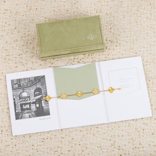 203373 我们出品 玑镂雕花带钻手链 Zp100000+，实在是太美了，金灿灿[微笑]可订做真金真钻18K金版本，一样Zp开发的量大咨询客Fu 精工纯银版