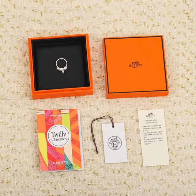 205469 我们出品 H戒指 ， 可以订做真金真钻版，价格p咨询客Fu Herm S钻戒，属于高级珠宝里面的定制款式，采用独特的设计，借用传统的Kelly R