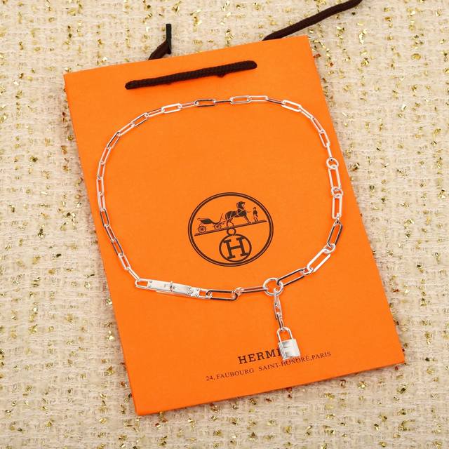 211091 我们出品 纯银套索项链，量大咨询客Fu 经典之作Kelly采用几何设计重新演绎，激起无限想象。链环或圆或方，流畅线条尽显知性优雅的风格。特别的简约