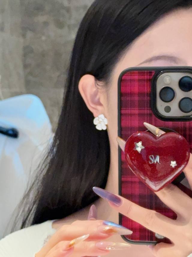 250863 我们出品 Zp6760！量大咨询客Fu 香 黑 白 红山茶花双C耳钉 26p最新款，红色太适合新年啦哇哇，太美了，仙女级别！每季必入的山茶花系列！