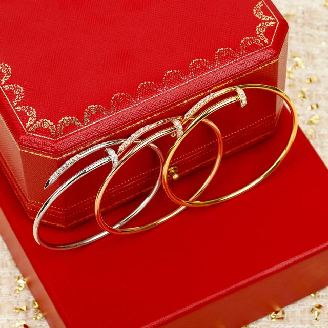 250790 我们出品 窄版弹力钉子手镯 可订制18K真金真钻， 量大询客Fu 经典款带钻钉子手镯 最新款钉子手镯超个性，百搭款特别特别赞，整体细节非常令人惊喜