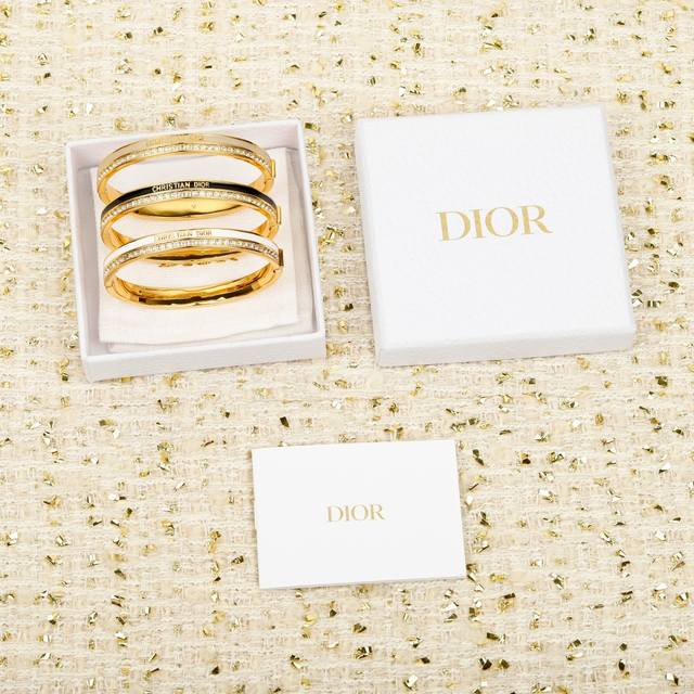 250912 我们出品 Zp9750，量大咨询客Fu Dor这枚戒指的质感拿捏了！金色基调高级感拉满，“Christian Dor”字样搭配闪耀方钻，细节处尽显