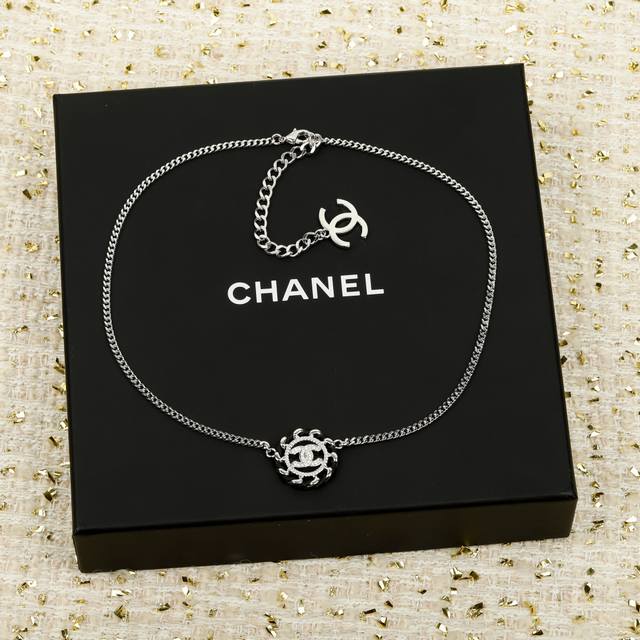 250907 我们出品 Zp7410！量大咨询客Fu 香 黑色圆形穿皮项链 26C早春最新款，全网首发纯手工穿皮+满钻双C，五金链条纯手工抛光，非常光滑细腻！从