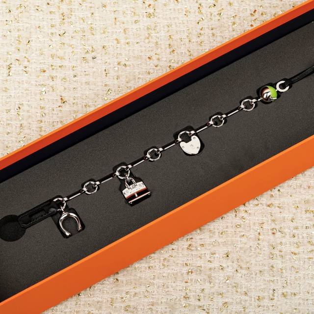 250847 我们出品 Zp万+量大咨询客Fu 爱马仕 Bijou挂件包扣 Hermes 2025年推出的挂件Kelly包包扣，如果你还觉得，爱马仕的高级只体现