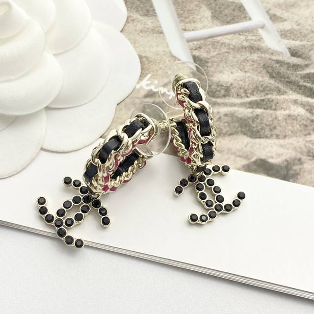 编码E2620 0263820 香奈儿耳钉热销款爆上新一致Z Chan 24 黑金穿皮撞色弯钩双C耳钉 玫红黑色撞色设计很出圈！吊坠着黑钻双C，巴洛克风格又酷又