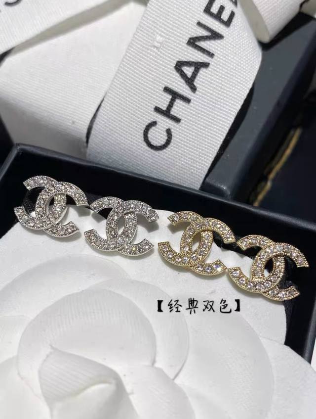 编号Xed0012 向经典致敬 Ch Nel经典小双C Logo耳钉 Zp3650，一款任何人任何年龄都不会Say No的耳环，可遇不可求，宝们，专柜名副其实的