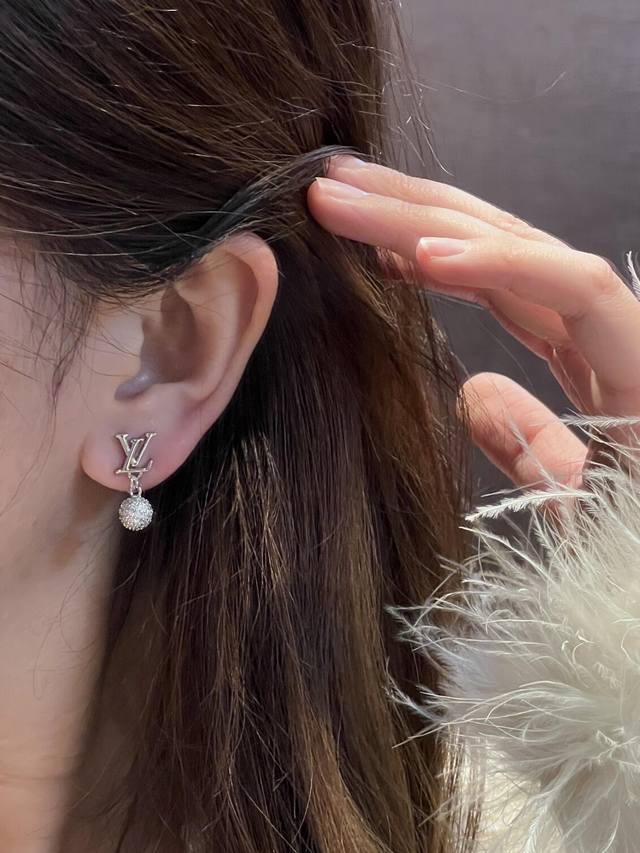 编号Led0461 Lv*最新款银色圆球形镶钻耳钉 一致Zp黄铜材质