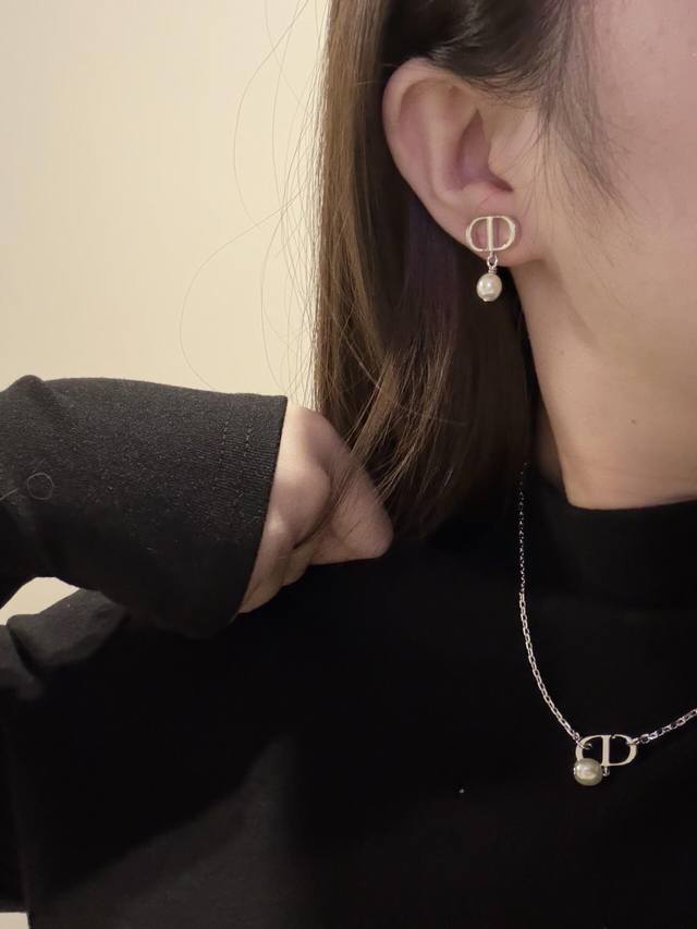 编号Ded0203 编号Dxl0121 迪奥Dior 原单新品 Cd吊珍珠光面耳钉 高端品质，专柜1:1开模，专柜原版同黄铜材质！高级925银针防过敏处理， C