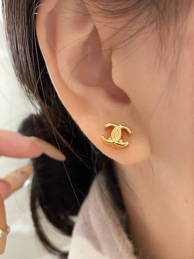 250914 我们出品 Zp5850！量大咨询客Fu 香 迷你双C耳钉 26春夏最新款全网首发现Huo老规矩先到先得！哇哇 太美啦超级修饰脸型！经典金银撞色，非