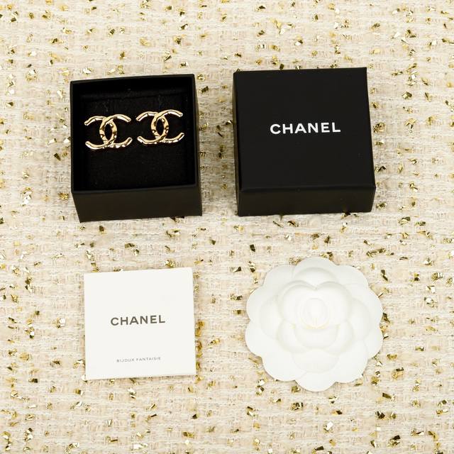 250911 我们出品 Zp6370！量大咨询客Fu 香 金色 银色双C大号耳钉 26春夏最新款全网首发现Huo老规矩先到先得！哇哇 太美啦超级修饰脸型！经典金