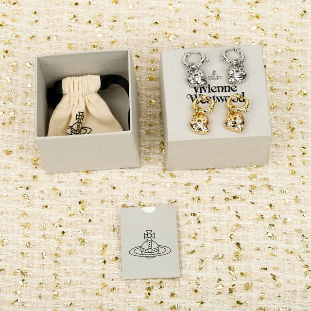 250910 我们出品 量大咨询客Fu Viviennewestwood 宝宝，什么是快乐星球，来，这就是快乐星球！绝美立体爱心耳环！重磅推荐，一定要入，闭眼入