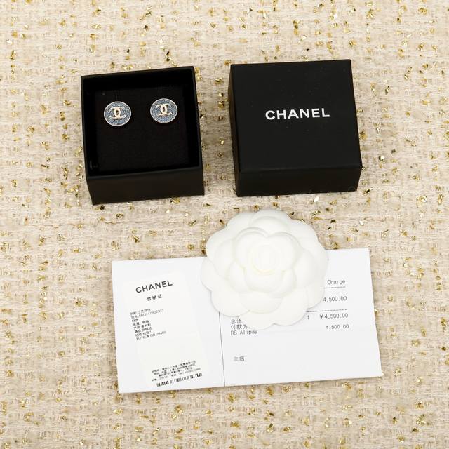 250765 我们出品 Zp5850！量大咨询客Fu 香 蓝色牛仔纽扣双C耳钉 26早春最爆款仿牛仔系列全网首发！老规矩先到先得太爱啦超级断货王！巨巨巨难买！不