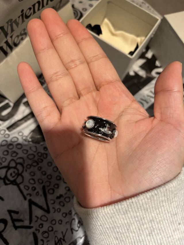 Vivienne Westwood薇薇安西太后 优雅大方精工设计 青春活力 一眼就被这款吸引了 非常漂亮的颜色搭配