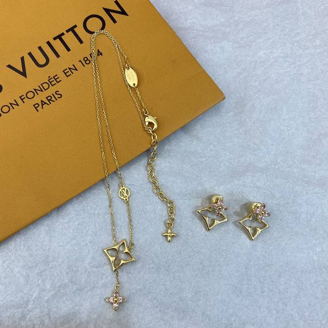 Lx1049 项链 Le1050 耳钉 L绿 粉钻小花项链 耳钉 强烈推荐！这款真的太美啦！粉钻真的很纯很少女真心美到心里去了经典Monogram镂空设计搭配粉