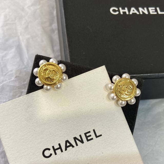 Xe1039 Ch Nel杠铃珠双C耳钉 26p春夏最新款系列！Vintage系列，越看越好看，人手必入时尚简约又很有创意的设计，非常仙，非常柔美，落落大方！因