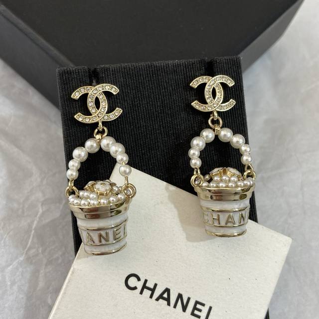 Xe1048 Ch Nel香 儿 花盆珍珠双C耳环 盆栽系列看秀场图片的时候已经被吸引到，一眼入魂，太形象太可爱了上边颗颗施华洛珍珠+水晶，整个系列真的很美，又