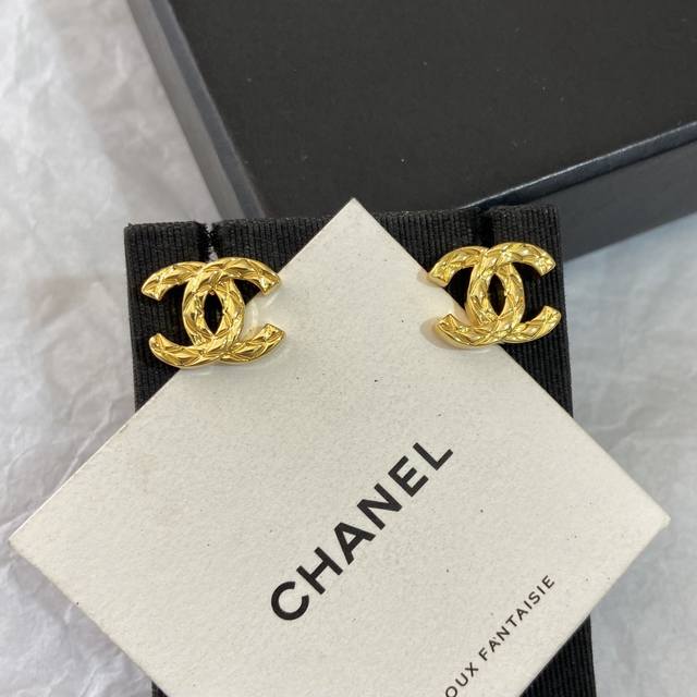 Xe1044 香 菱格双C耳钉 26p春夏最新款绝美经典双C系列！全网首发！老规矩先买先得闭眼冲太爱啦非常推荐！“流行稍纵即逝，风格永存”这就是Vintage的