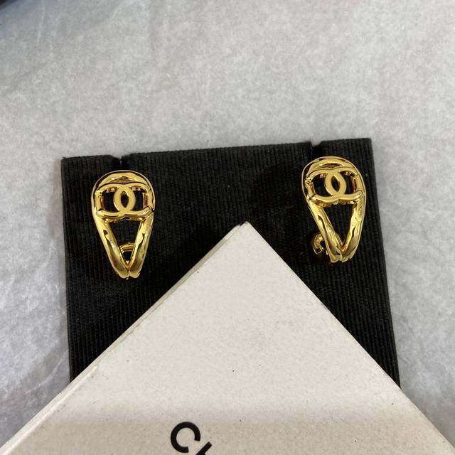 Xe1045 香 镂空弯钩双C耳环 26p最新款！全网首发现Huo哇哇，太美啦！超级修饰脸型！经典金色，非常有Vintage的味道，上身富家千金既视感，复古港风