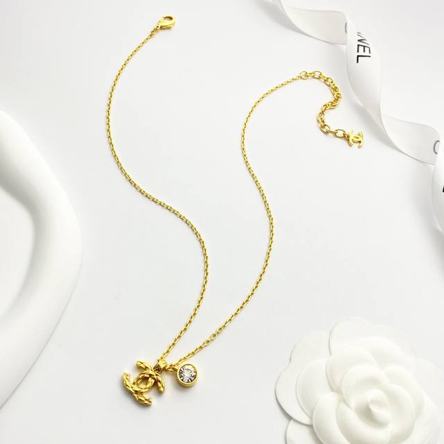 今日新款 编码N1206 0247825 香奈儿项链热销爆上新 Chan 26 金色菱格Cc项链 金色菱格小双ＣLogo，搭配链条上的小圆钻真的神来之笔 灯光下