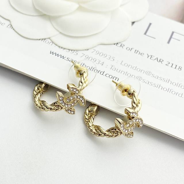 今日新款 编码E3332 0247820 香奈儿耳钉热销爆上新 Chan 26 浅金麻花小C圈耳环 麻花设计成半弧形状，又飒又美！干净利落 融合满钻双C元素拼接
