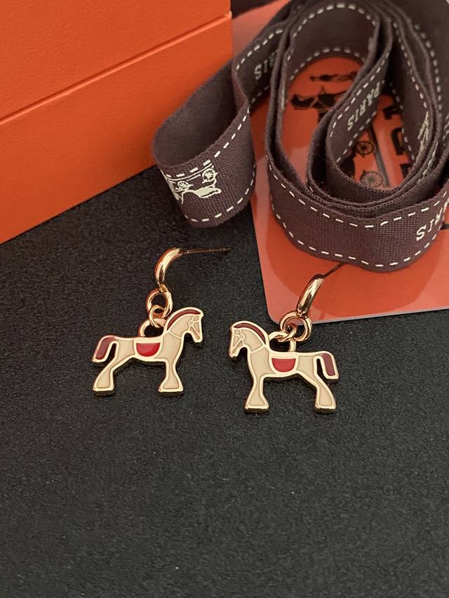 不允许你还不知道，爱马仕小马耳环！ H小马耳环 2026H家最值买的小马耳环！姐妹们，给我闭眼冲它的设计精致又独特，小马造型栩栩如生，仿佛随时要奔腾而去！看到