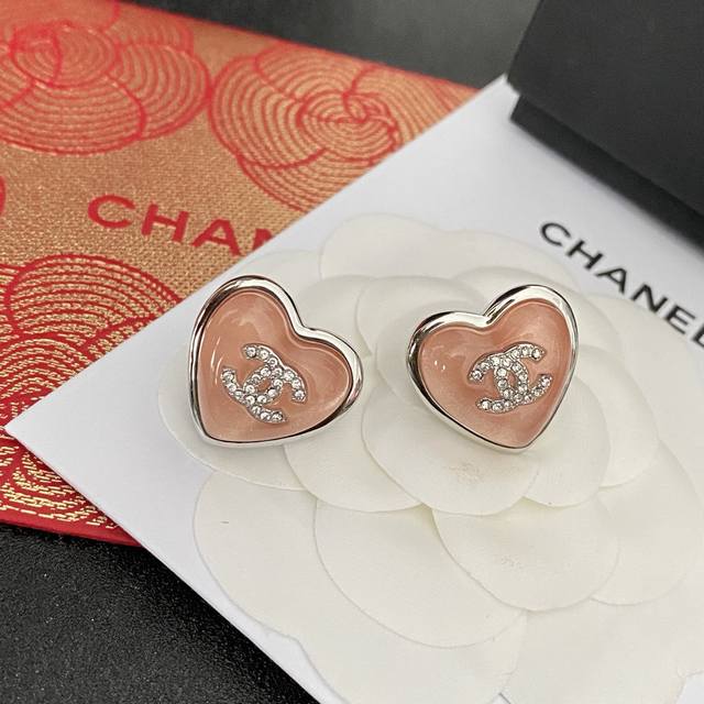 香奈儿耳钉热销爆上新Chan 26 果冻水晶粉爱心晶钻双C字母耳钉爱心部分浅浅的果冻粉色，爱心的珠光感～像果冻一样透着细闪，冰冰透透的质感很适合春天银色水钻双