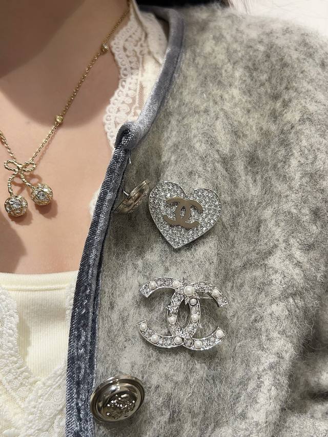 250909 我们出品 Zp7410，量大咨询客Fu 香 满钻星星珍珠双C胸针 春夏系列！真的好有设计感，很有高级珠宝感细节精致度太绝了每一件饰品都很有自己的风