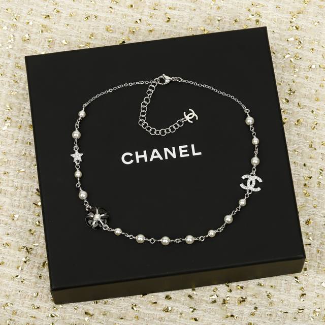 250908 我们出品 Zp11180！量大咨询客Fu 香 粉山茶花珍珠项链 26C本季爆款项链浪漫的早春氛围黑色珐琅闪粉，琉璃般的光感，浅金甜而不腻还带着点小