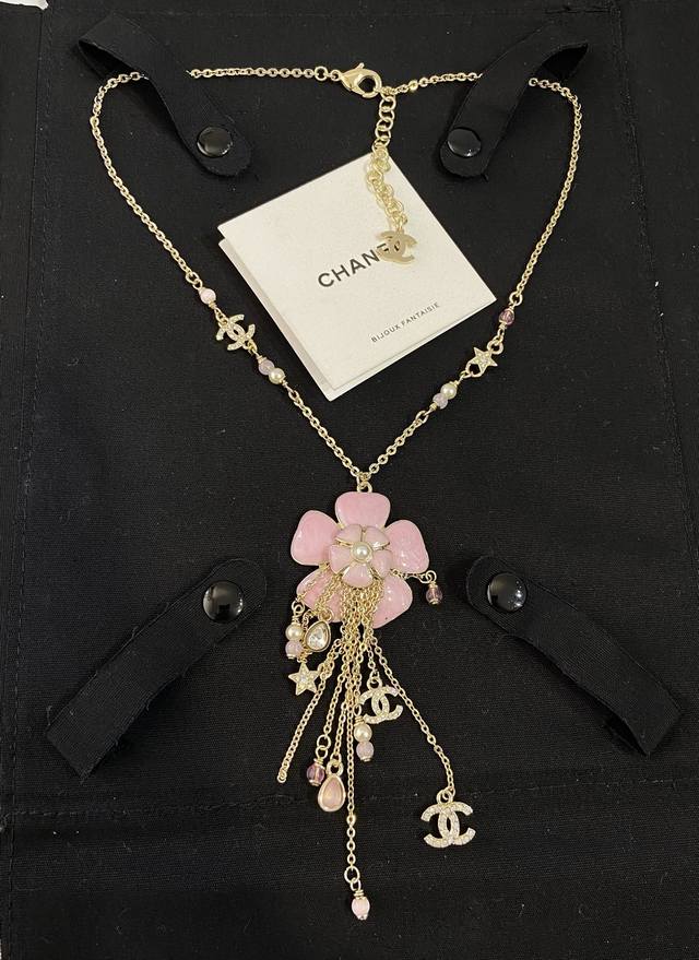 Xx1040 香奈儿26C珍珠流苏项链 香奈儿26C珍珠流苏项链，融合珍珠、星星、双C标志和花朵吊坠，银色链条点缀流苏，精致又有层次感。珍珠象征优雅，星星和花朵