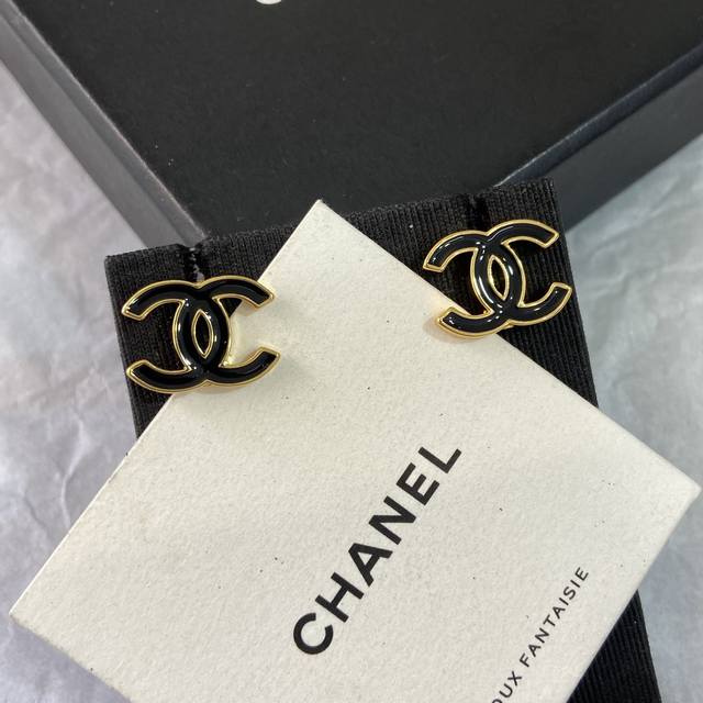 Xe0289 Chanel 白黑金双C耳钉 香奈儿黑金双C耳钉，经典双C标志+黑色珐琅，浅金色金属边，复古优雅气质满分！尺寸约1.7Cm，轻巧不压耳，日常佩戴超