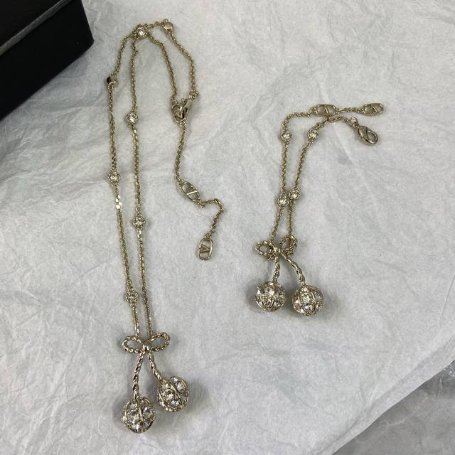 Vs0869 华伦 满钻樱桃项链 手链 一眼就爱上了一万个推荐巨巨巨显白！增添了满满的可爱跟少女感！甜的让人很心动！上身立现富家千金既视感！精致+复古＋可爱的设