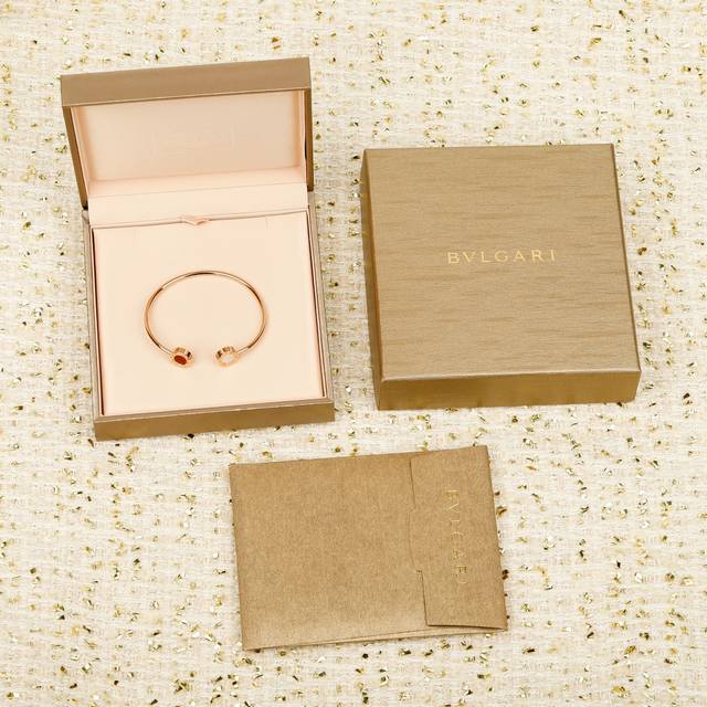 250903 我们出品 圆饼手镯，可订做真金真钻，只做对版Zp真金货，pk市面各种金货量大咨询客Fu 宝格丽18K玫瑰金手镯，经典“小圆饼”设计，虎眼石与白贝母