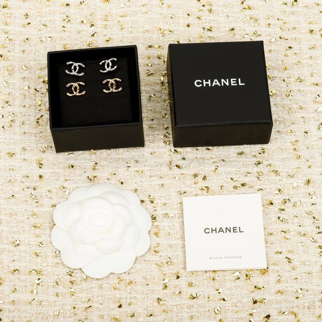 250890 我们出品 Zp5850！量大咨询客Fu 香 金色 银色双C小号耳钉 26春夏最新款全网首发现Huo老规矩先到先得！哇哇 太美啦超级修饰脸型！经典金