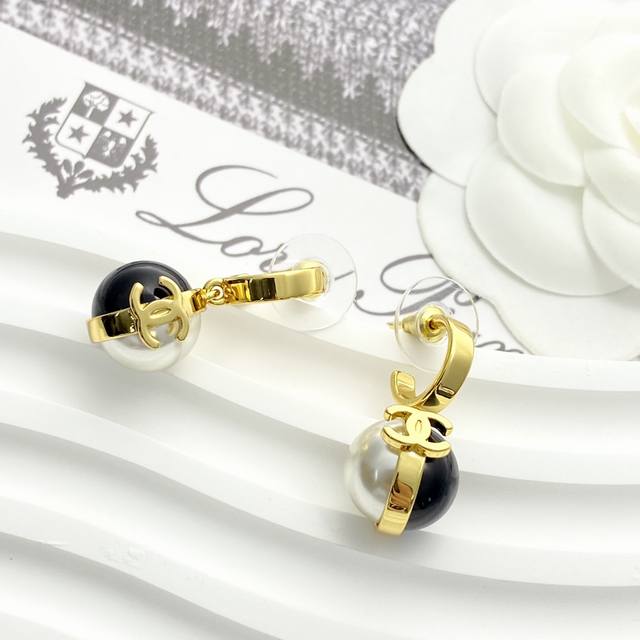 今日新款 编码E3325 0247825 香奈儿耳钉热销爆上新 Chan 25 黑白双色珍珠球C钩耳钉 Ｃ圈吊坠黑白珍珠豆搭配超级经典 上耳小酷又高级！
