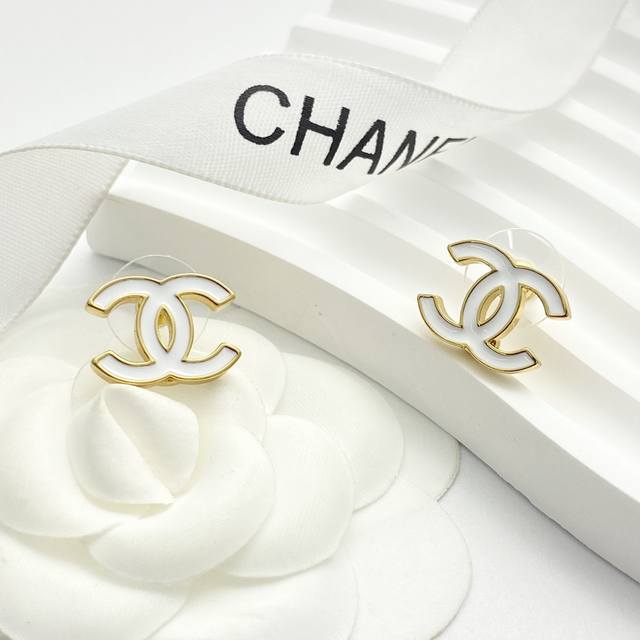 今日新款 编码E3323 0237820 香奈儿耳钉热销爆上新 Chan 26 白珐琅双Ｃ耳钉 白珐琅搭配金属底座大气出挑，浅金边增添了精致感 既清爽又简约，给