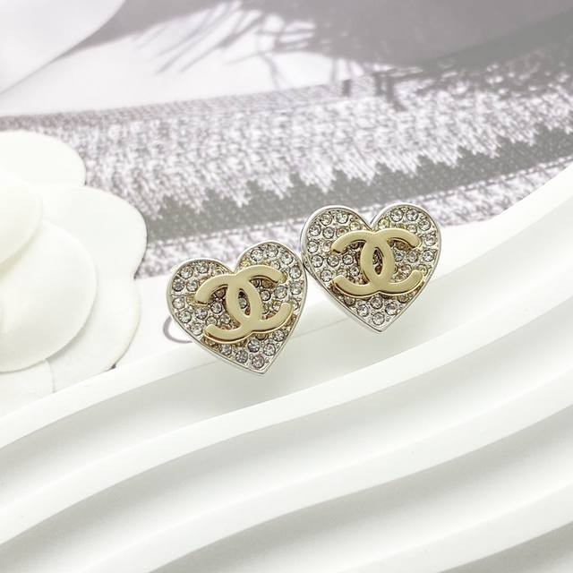 今日新款 编码E3329 0257820 香奈儿耳钉热销爆上新 Chan 26 金银拼色满钻爱心耳钉 经典双C遇上饱满爱心，金银拼色自带富古贵气感 碎钻在光下闪