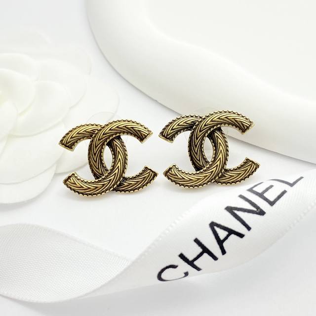 编码E2827 0237825 香奈儿耳钉热销爆上新 Chan 24 做旧复古金双C耳钉 图腾雕刻双C设计，经典高级，复古港风十足 很适合日常通勤的职场人耳饰让